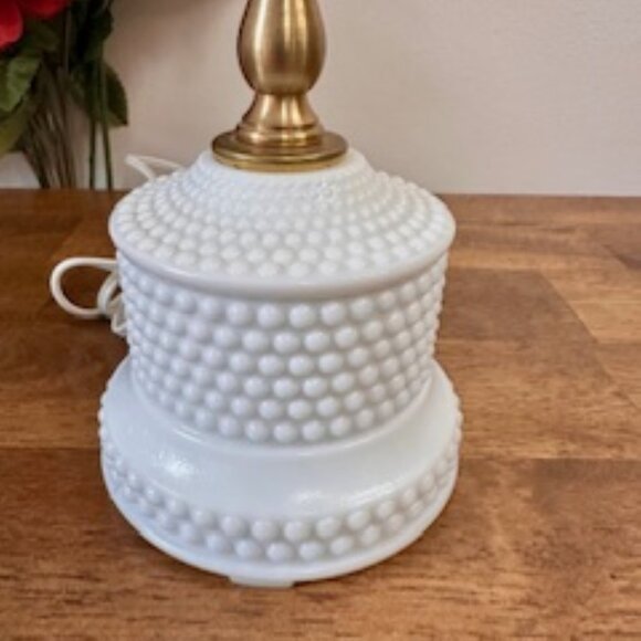 Vintage Hobnail Milk Glass Table Lamp White and Brass Accent Tested and Working‎ - Picture 5 of 7